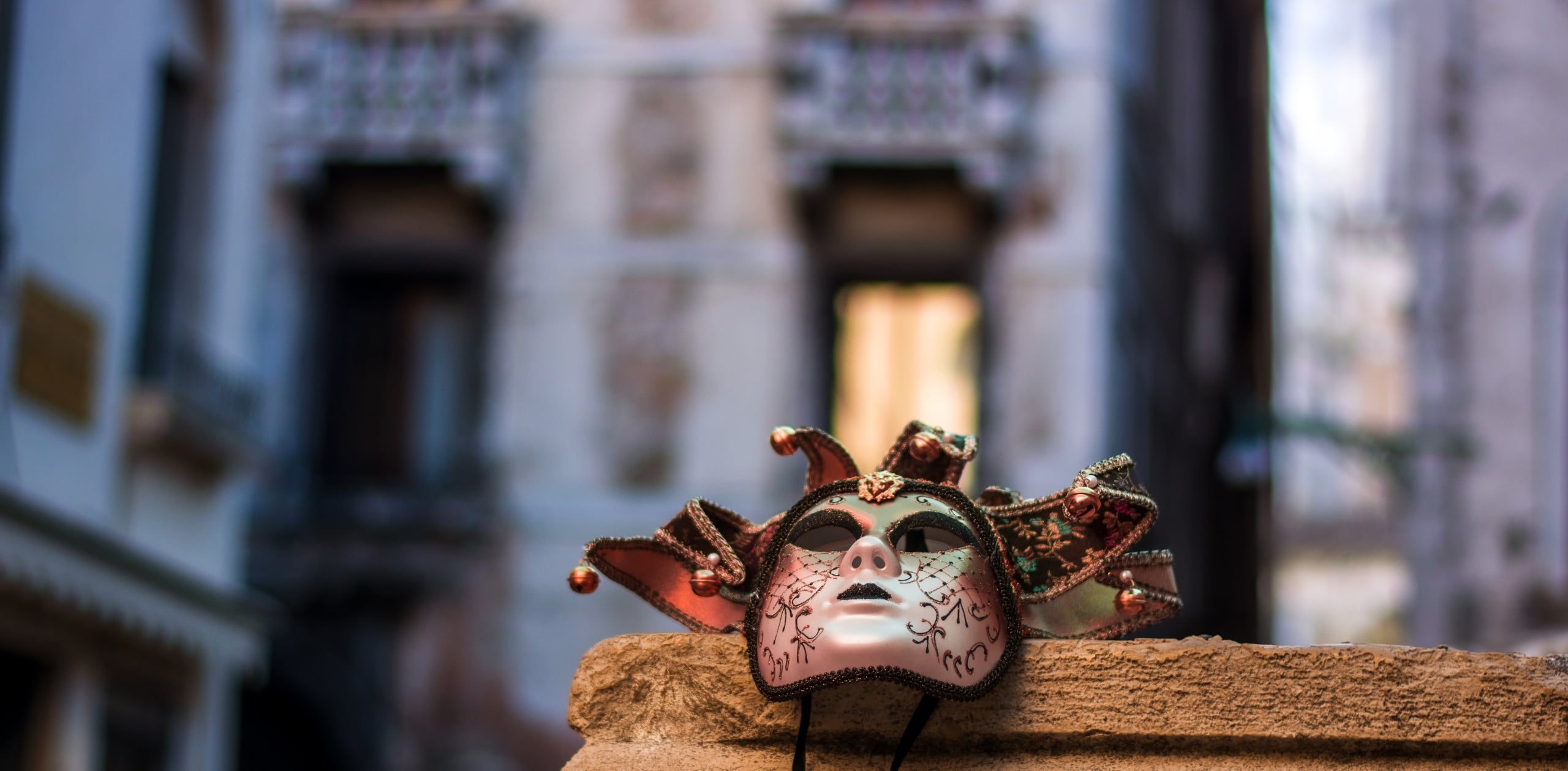 a traditional mask forgotten in the narrow streets of the city